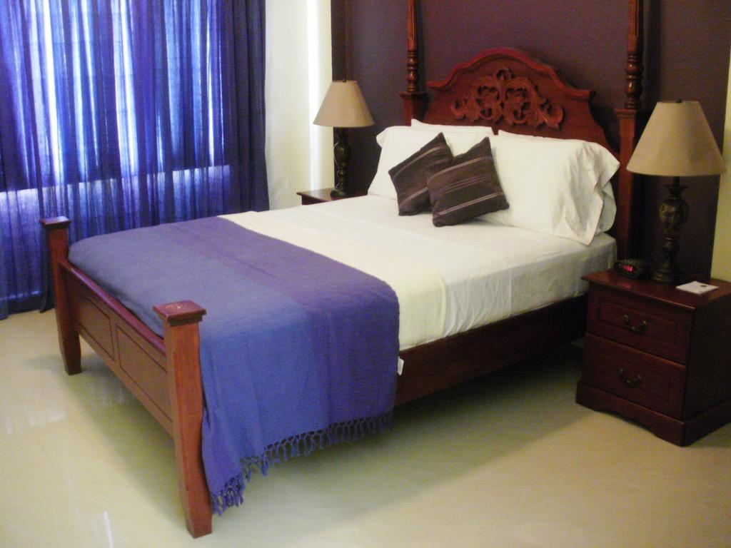 Inn Flight Suites Piarco Bagian luar foto