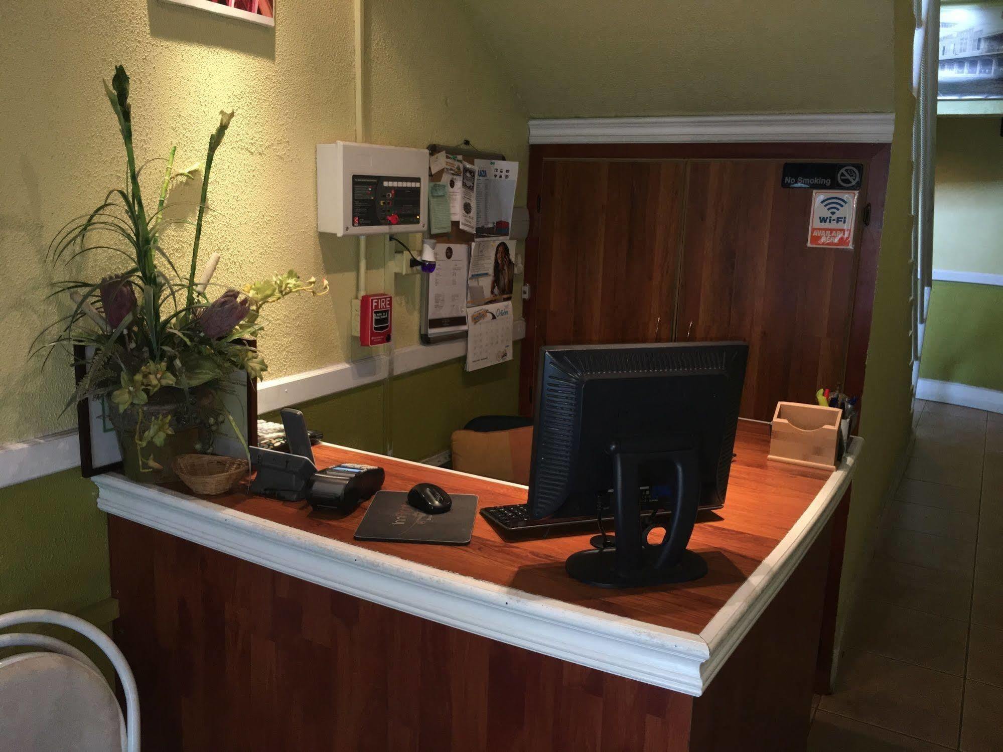 Inn Flight Suites Piarco Bagian luar foto