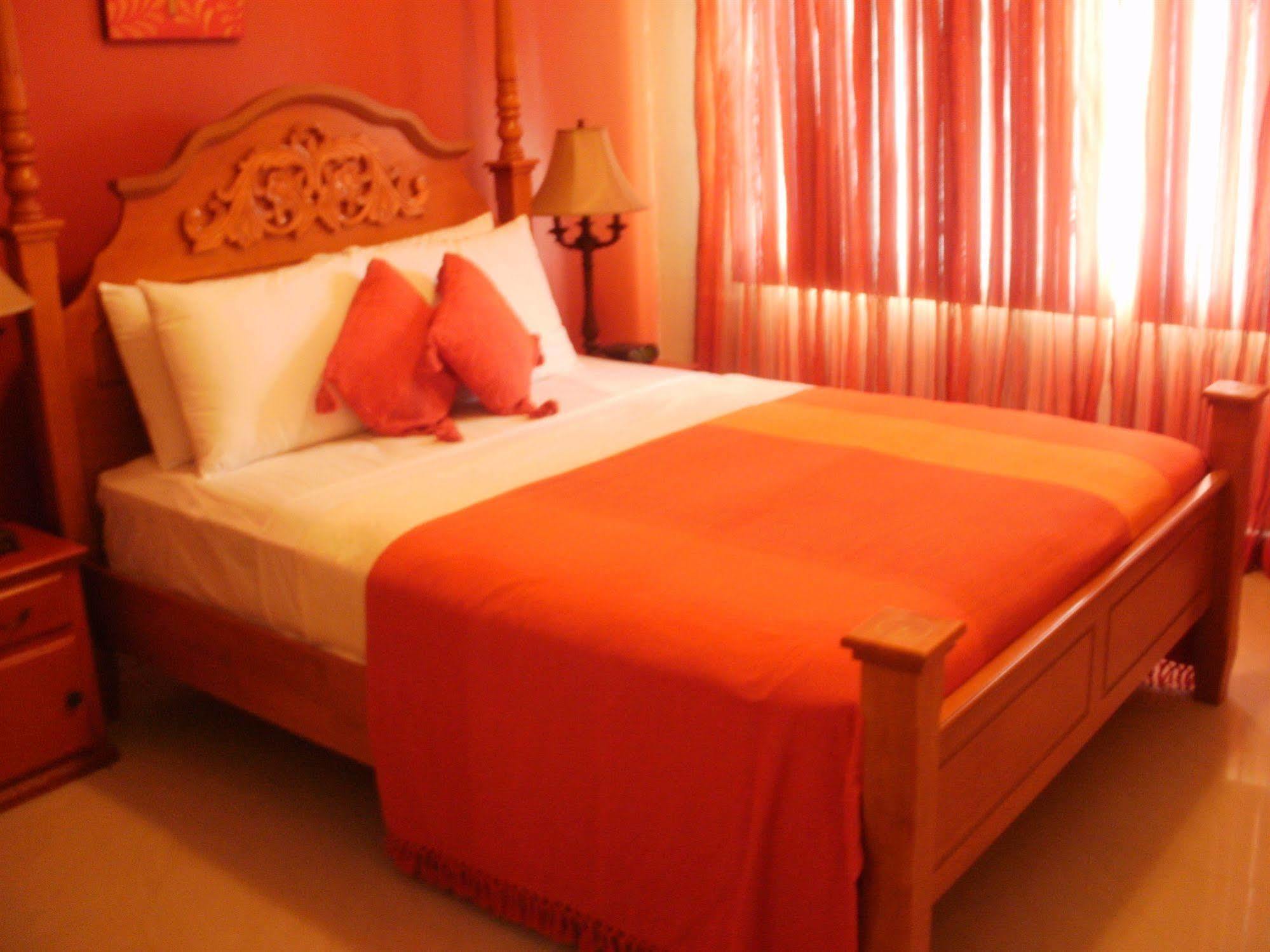 Inn Flight Suites Piarco Bagian luar foto