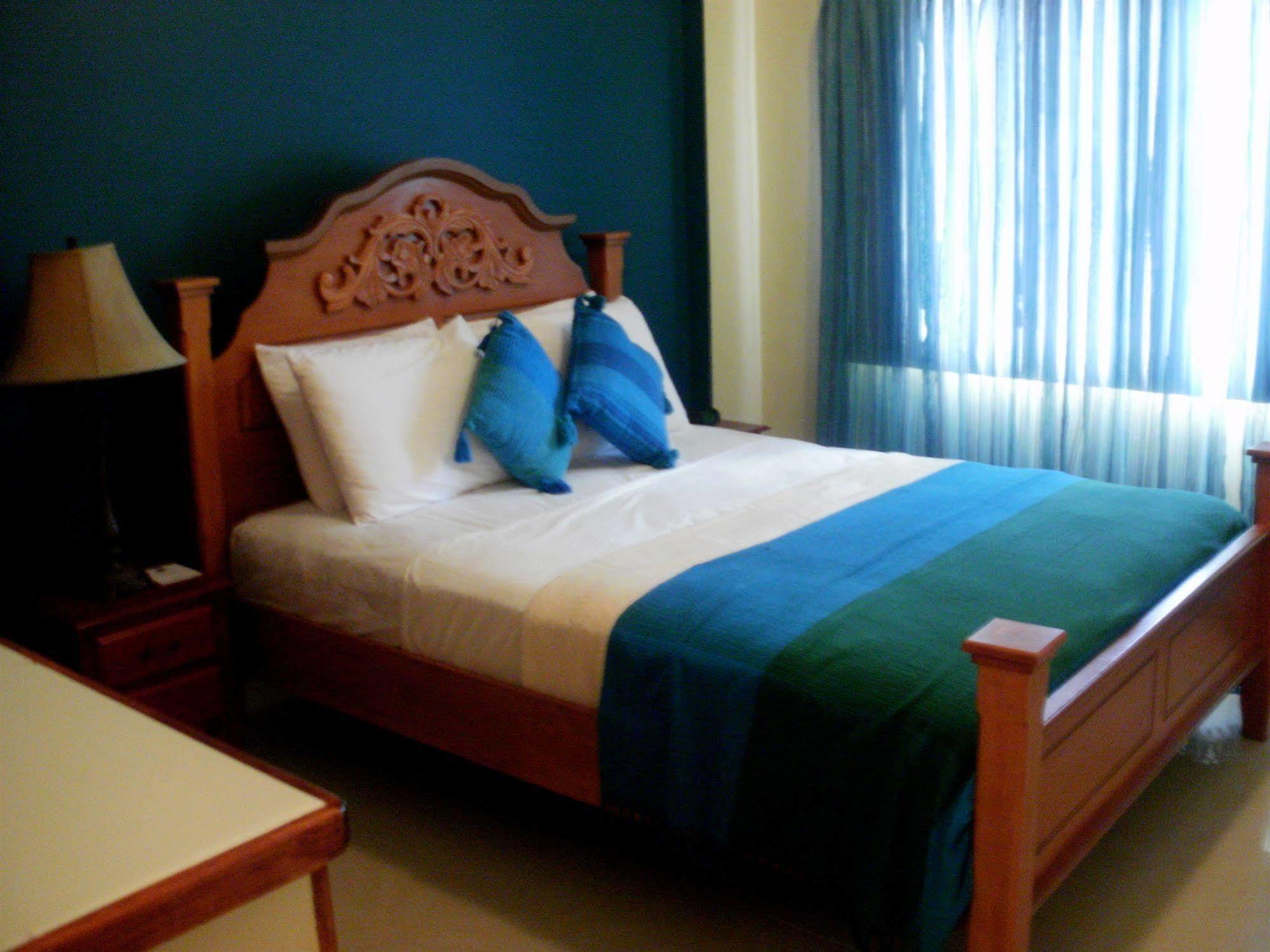 Inn Flight Suites Piarco Bagian luar foto