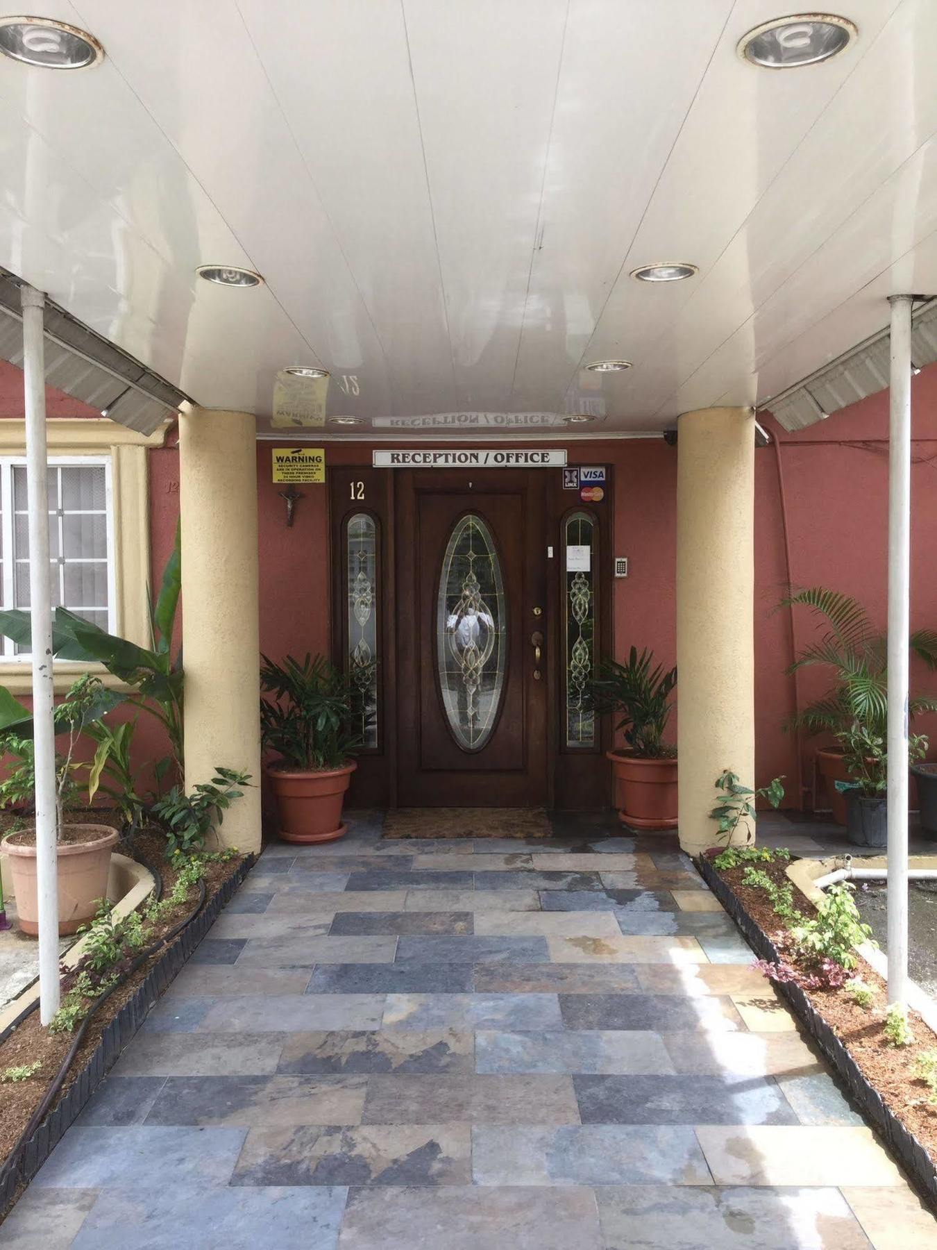 Inn Flight Suites Piarco Bagian luar foto