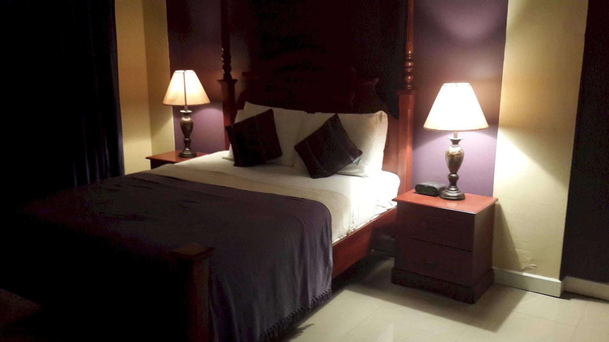 Inn Flight Suites Piarco Bagian luar foto